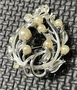 Vtg Costume Jewelry Brooch Pearl Diamond Rhinestone - Picture 1 of 3