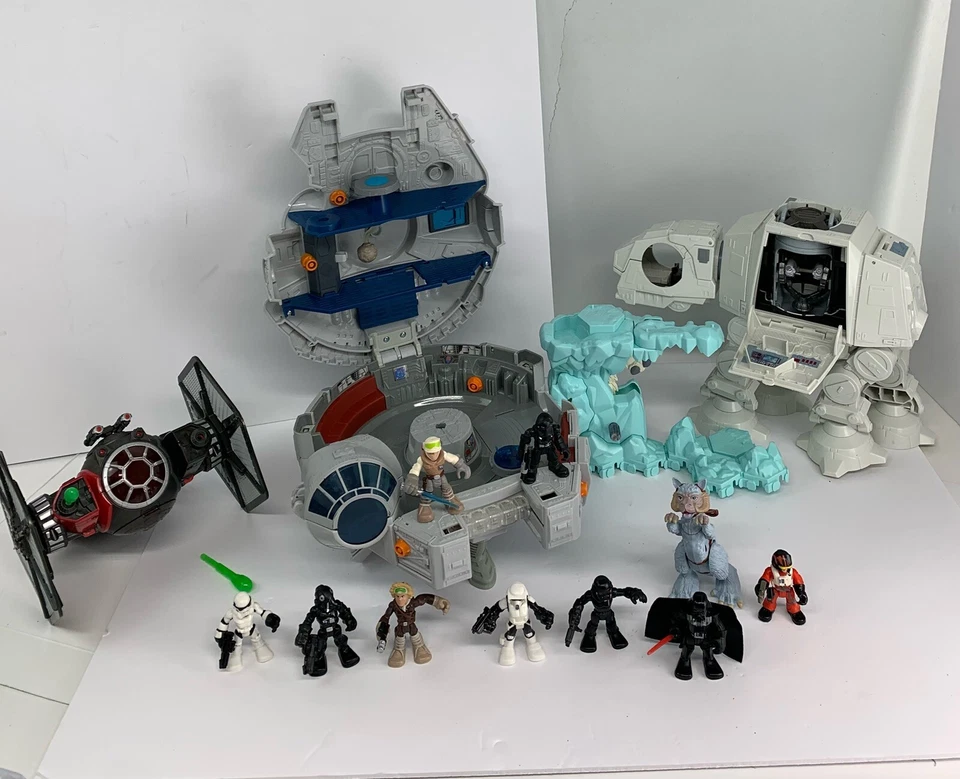 Lote de bonecos Star Wars Lucasfilm Millenium Falcon Imperial AT-AT TIE Fighter mais - Imagem 1 de 4