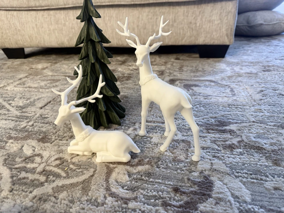 Par de renos blancos, uno de pie y otro sentado - decoración de Navidad Foto 1 de 1