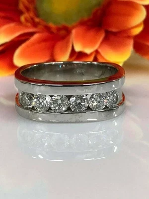 Conjunto de canal de boda de diamantes redondos de 3 quilates creado en laboratorio banda de anillo para hombre acabado de oro de 14 quilates Foto 1 de 4