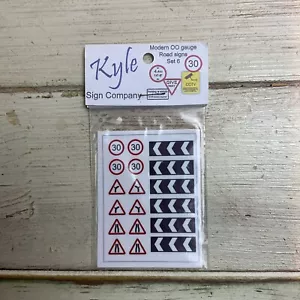 UNCUT, LAMINATED, MODERN ROAD SIGNS, OO GUAGE, SET 6, NEW UNOPENED PACK. - Foto 1 di 2