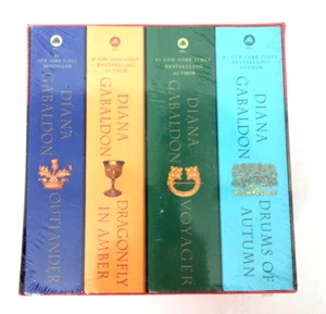 NEW DIANA GABALDON THE OUTLANDER SERIES 1-4 DRAGONFLY VOYAGER DRUMS BOX SET - Picture 1 of 8