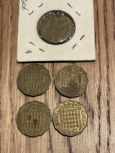GREAT BRITAIN 1944, 1958, 1961, 1962 and 1967 THREE PENCE COINS - Picture 1 of 3