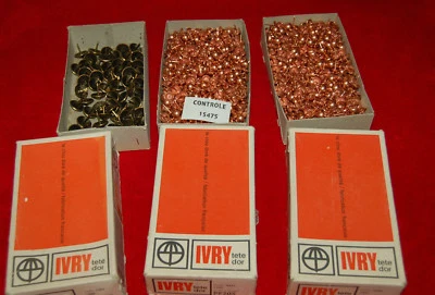 Gros lot d'anciens clous de tapissier  - Photo 1/3