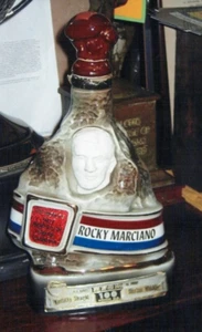 IMPRESIONANTE Boxeo CAMPEÓN MUNDIAL Boxeador ROCKY MARCIANO Decantador de Whisky BOSTON - Imagen 1 de 2