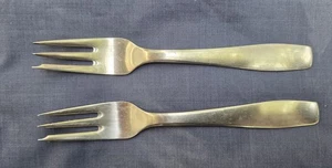 2 GEORG JENSEN PLATA 6-inch PASTRY FORKS ROSTFRI DENMARK SATIN - Picture 1 of 3
