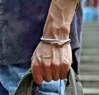 Brazalete abierto envolvente de doble capa para hombre enchapado en oro blanco de 14 k Foto 1 de 4