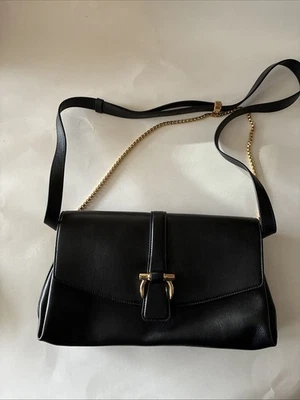 BOLSO BANDOLERA FERRAGAMO PEQUEÑO CON SOLAPA DELANTERA NEGRO Foto 1 de 4
