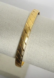 Bracciale firmato Monet vintage tono oro righe diagonali testurizzate stile classico - Foto 1 di 5