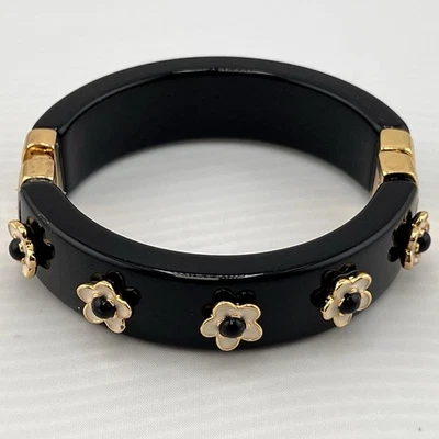 Hermoso Brazalete Brazalete Kate Spade Negro Esmalte Flor Blanca Cierre Magnético Foto 1 de 4