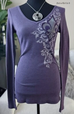 EE. UU. Nueva CAMISA VOCAL Mujer CRISTAL LAVANDA PÚRPURA FLOR DE LIS S M L XL Y2K Foto 1 de 3