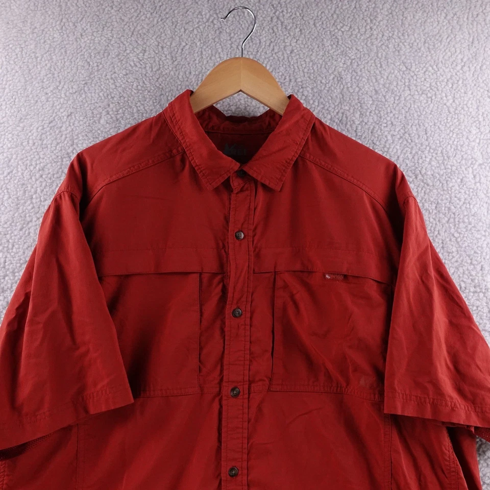 Camisa REI Para Hombres Roja Manga Corta Abotonada Senderismo Aventura Talla XXL Campamento Foto 1 de 4