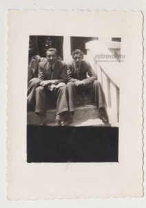 Zwei liebevolle gutaussehende junge Männer umarmen Umarmung Nähe Paar Gay Int - Bild 1 von 1