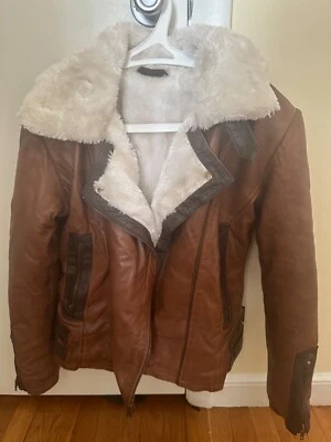 Jaqueta de couro forrada shearling nova em folha - Imagem 1 de 4