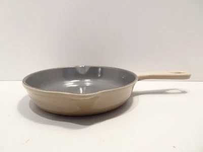 LE CREUSET Tan Taupe DOUBLE POUR BICO FRY PAN MUITO BOM ESTADO #16 6.5" Across - Imagem 1 de 4