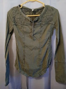 Free People Shell Lace Henley T-Shirt Top XS Grün U-Ausschnitt Gold Coast LS - Bild 1 von 10