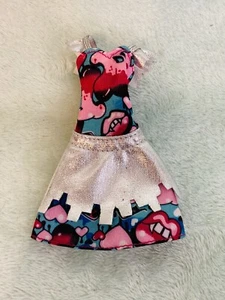 Monster High - Boo York - Draculaura’s Red & Blue Vampire Doll Dress - Bild 1 von 4