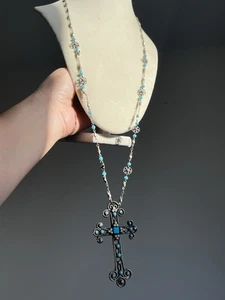 Collana Filagrea Croce Romana con Pietre Acriliche Blu Tono Argento Lunga 32” - Foto 1 di 7