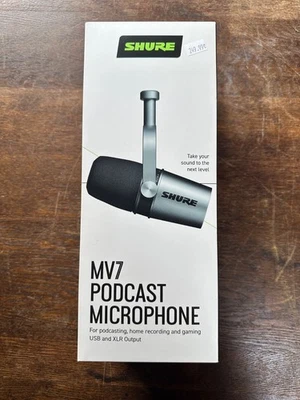 Micrófono podcast Shure MV7/plateado en caja con soporte ajustable de escritorio Foto 1 de 4