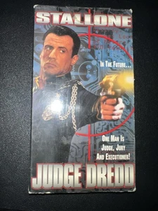 Judge Dredd 1995 VHS Starring Sylvester Stallone, Sandra Bullock - Picture 1 of 4