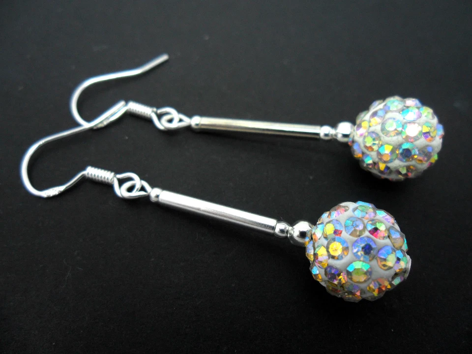 UN PAR DE PENDIENTES LARGOS ESTILO SHAMBALLA BLANCOS CON GANCHOS DE PLATA SÓLIDA 925. NUEVO..  Foto 1 de 1