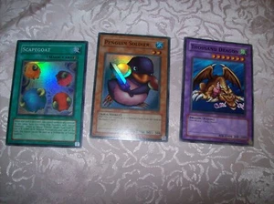 Trío de tarjetas Yu-Gi-Oh SDJ-022 SDJ-023 SDJ-041 con mangas - Imagen 1 de 7
