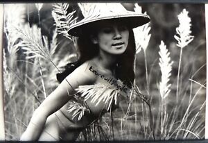 PHOTO art nu asiatique jeune femme aux grandes herbes nude chinese W488