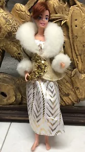 Bambola Galoob Anastasia 1997 a Parigi Eleganza in abito bianco e oro con cappotto di pelliccia - Foto 1 di 24