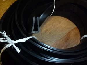 Striscia bordo in gomma sezione U altezza 15 mm adatta per bordo spessore 4,5 mm nero - Foto 1 di 1