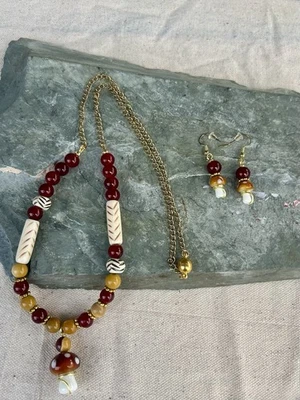  Colgante de setas y collar de cuentas de vidrio de 18 pulgadas con pendientes Foto 1 de 4