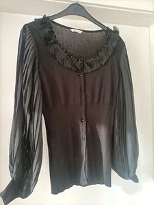 Schwarze Strickjacke mit rundem grossem Ausschnitt, Tuella-Puff-Aermeln und Rues - Bild 1 von 4