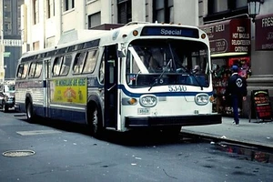 5x7 FARBFOTO NYC BUS 1972 BLITZ GM FISHBOWL #5340 Q-32 W 32-7 AV 16.10.92 - Bild 1 von 1