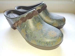 ¡NUEVO SIN ETIQUETAS! Zuecos Crocs para mujer con estampado floral/talla 7 - Imagen 1 de 7