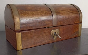 Portagioie vintage in legno coda di colomba, scrigno del tesoro, intarsio in legno duro, chiave scheletro - Foto 1 di 5