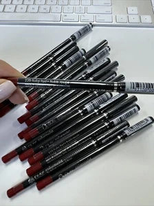 Oil of Olay Colormoist Lip Definer Lip Pencil Ruby Red #220 - Picture 1 of 1