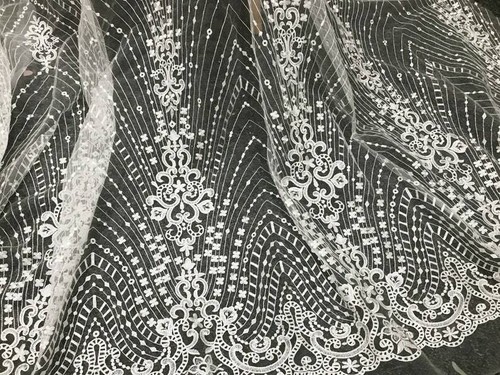 OFF WHITE Tessuto venduto da The Yard Off pizzo bianco fiori floreali ricamo tessuto abito fai da te