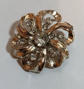 Vintage Way alte Brosche/Anstecknadel, sechs geschlungene Band Stil Blütenblätter, Akzent Strass - Bild 1 von 4