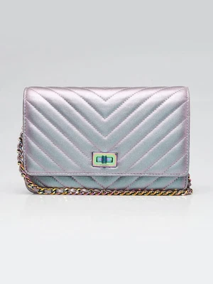 Bolso sin asas Chanel púrpura iridiscente acolchado piel de cordero reedición WOC Foto 1 de 4