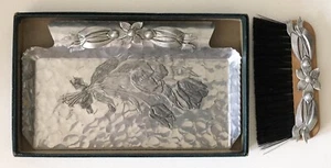 Bandeja y cepillo para migas de aluminio Tulipán floral forjado a mano Rodney Kent DE COLECCIÓN en CAJA - Imagen 1 de 9