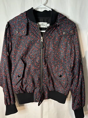 Chaqueta de bombardero universitario floral Coach resistente al agua con cremallera con capucha extraíble talla M Foto 1 de 4