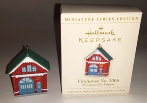 2006 Hallmark Andenken Miniatur Ornament Feuerwehrhaus Nr. 2006 - Bild 1 von 2