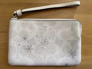 Coach Signature Snowflake Print White Corner Zip Wristlet Wallet - Picture 1 of 2