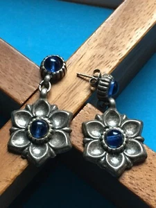 Boucles D'oreilles Clous Fleurs Bleues Style Vieil Argent Signées SCOOTER - Picture 1 of 3