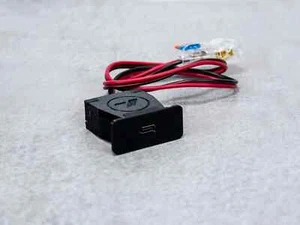 Center Button USB C Quick Charger Port – BMW E34 & E36 (1x) - Bild 1 von 2