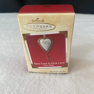 Adorno de recuerdo Hallmark TRUE LOVE IS OUR LOVE Porta fotos de porcelana 2002 NUEVO - Imagen 1 de 7