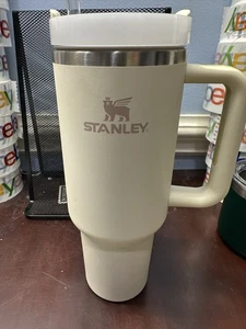 Stanley Insulated cup 40 Oz with straw, cream color - Picture 1 of 6