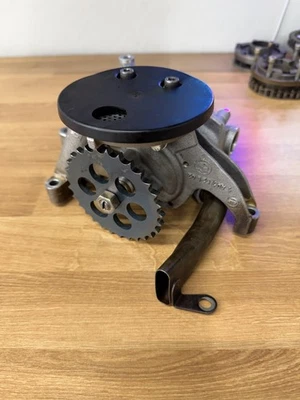2000-03 BMW E39 M5 V8 S62 engine oil pump - Image 1 of 4