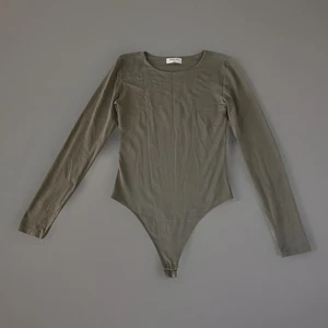 Aritzia Babaton Contour Crew Longsleeve Bodysuit Stone Taupe Size Medium - Foto 1 di 8