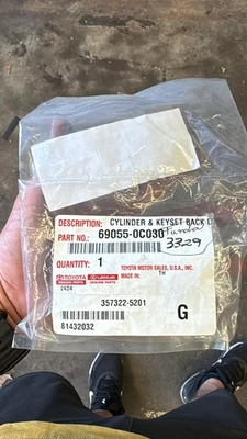 Juego de llaves y cilindros de cerradura de puerta trasera Toyota OEM 69055-0C030 Tacoma Tundra 2000-2006 Foto 1 de 3