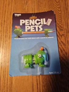TOMY Pencil Pets Caterpillar en tarjeta 1982 - Imagen 1 de 2